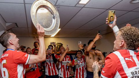 Opvallende 'gast' duikt op tussen feestende PSV'ers in kleedkamer