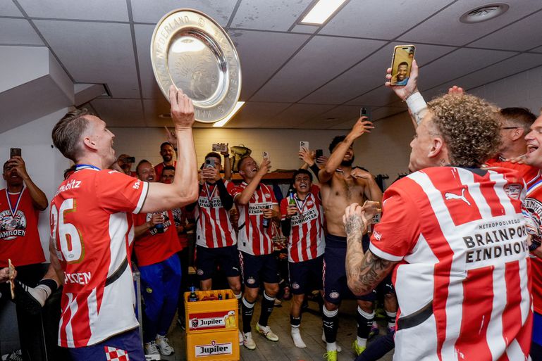 Opvallende 'gast' duikt op tussen feestende PSV'ers in kleedkamer