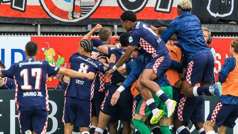 Groot feest in Rotterdam: PSV doet hopend Ajax pijn en is landskampioen