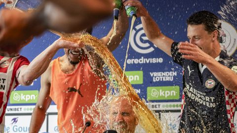 PSV-spelers onderbreken persconferentie met enorme bierdouche: 'Tot volgend jaar, hè'