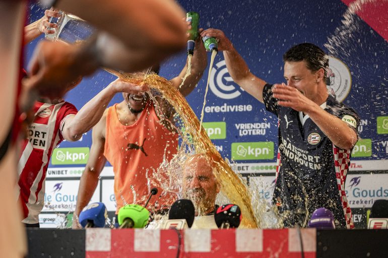 PSV-spelers onderbreken persconferentie met enorme bierdouche: 'Tot volgend jaar, hè'