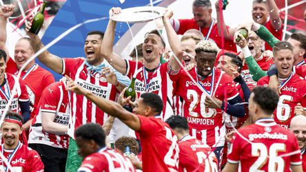 Bekijk hier de rollercoaster van emoties bij PSV: van tranen bij Luuk de Jong tot middelvingers bij Noa Lang