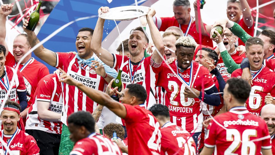 Bekijk hier de rollercoaster van emoties bij PSV: van tranen bij Luuk de Jong tot middelvingers bij Noa Lang