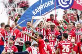 Bekijk hier de rollercoaster van emoties bij PSV: van tranen bij Luuk de Jong tot middelvingers bij Noa Lang