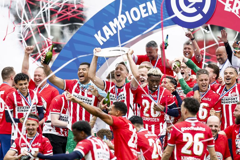 Rollercoaster van emoties voor PSV: het seizoen van de kersverse kampioen in elf foto's