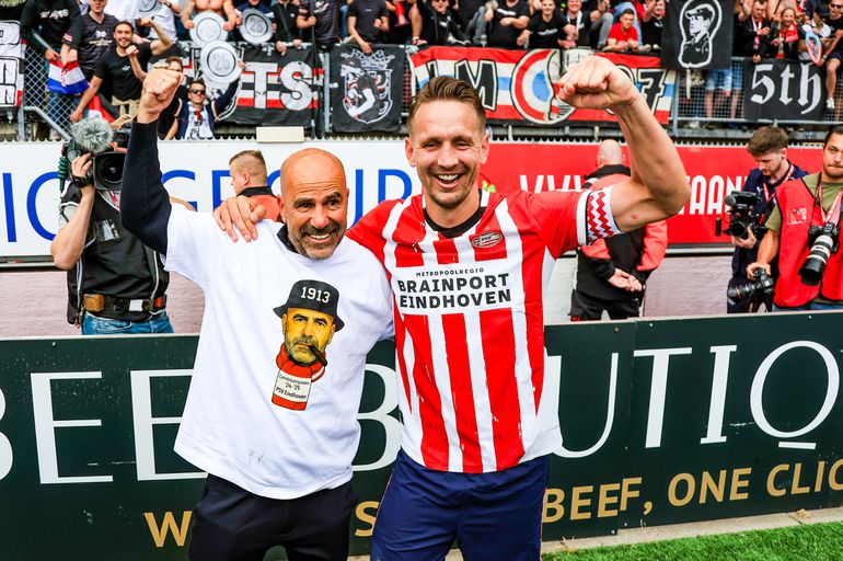 PSV-spelers onderbreken persconferentie met enorme bierdouche: 'Tot volgend jaar, hè'