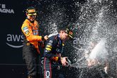 Max Verstappen in het feestgedrang op het podium © Getty Images