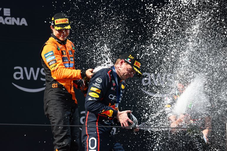 Dolgelukkige Max Verstappen wint tegen de verwachtingen in: 'Ik geniet hier echt van'