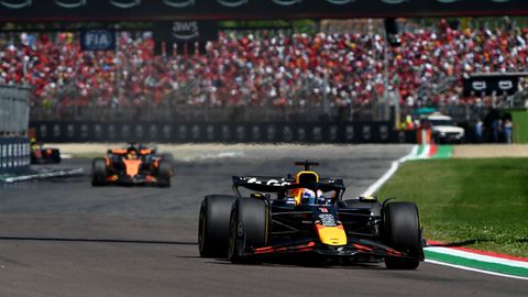 Max Verstappen boekt knappe zege op Imola, Lando Norris helpt Nederlander een handje in WK-stand