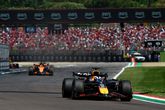 Max Verstappen boekt knappe zege op Imola, Lando Norris helpt Nederlander een handje in WK-stand