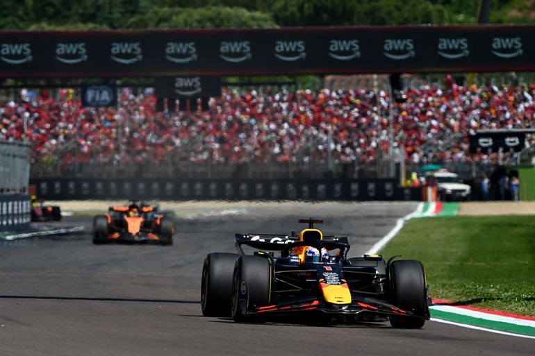 Max Verstappen boekt knappe zege op Imola, Lando Norris helpt Nederlander een handje in WK-stand