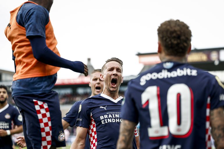 Emotionele taferelen met spelers van PSV: 'Een bizar en krankzinnig kampioenschap'