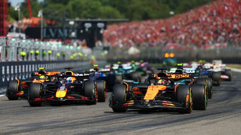 Fenomenale Max Verstappen dankzij gedurfde remactie naar P1 bij de start van GP Emilia-Romagna