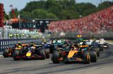 Fenomenale Max Verstappen dankzij gedurfde remactie naar P1 bij de start van GP Emilia-Romagna