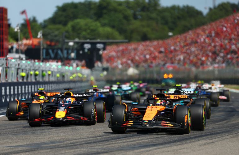 Fenomenale Max Verstappen dankzij gedurfde remactie naar P1 bij de start van GP Emilia-Romagna