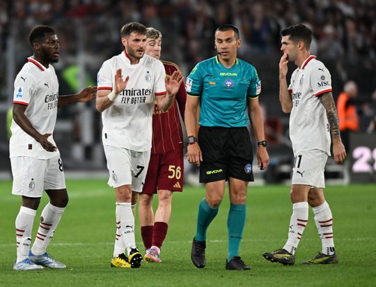 Oud-Feyenoorder Santiago Giménez pakt rode kaart in dramatisch duel AC Milan