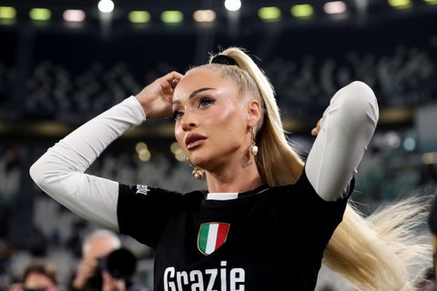 'Mooiste voetbalster ter wereld' open over kritiek door 'vrouwelijkheid', vlak na relatiebreuk