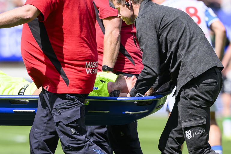 Schrik bij Heerenveen - Feyenoord: speler per brancard van het veld, wedstrijd tijdelijk gestaakt
