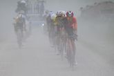 Giro d'Italia op zijn kop na chaotische etappe: topfavorieten verliezen veel tijd, enorme pech voor Nederlander