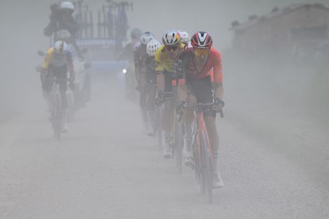 Giro d'Italia op zijn kop na chaotische etappe: topfavorieten verliezen veel tijd, enorme pech voor Nederlander