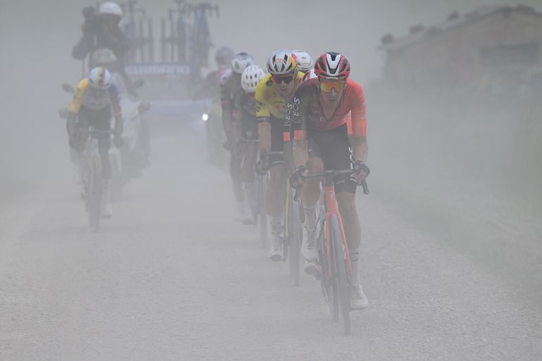 Giro d'Italia op zijn kop na chaotische etappe: topfavorieten verliezen veel tijd, enorme pech voor Thymen Arensman