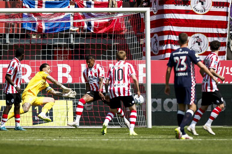 LIVE Eredivisie | Twee snelle goals bij Ajax en PSV: titelstrijd blijft zinderende ontknoping