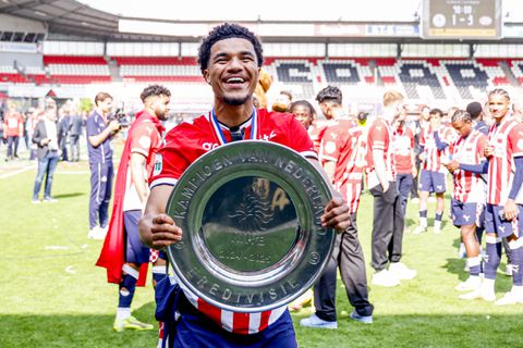 PSV'er Malik Tillman steelt per ongeluk de show tijdens interview van teamgenoot en gaat viraal