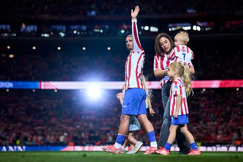 Tranen tijdens afscheid Atletico-clubicoon Antoine Griezmann, Fransman vraagt tijdens speech om vergeving
