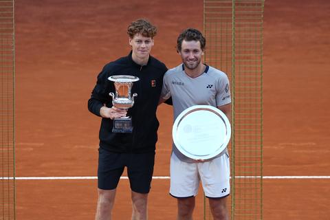 Toptennisser (27) neemt Italiaanse publiek in de maling: 'Op voetbalgebied gaat het minder'