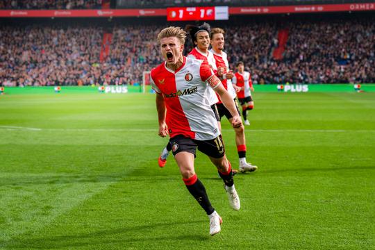 Oud-trainer springt in de bres voor Sem Steijn bij Feyenoord: 'Keuze van Van Persie was slechtste moment van het jaar'