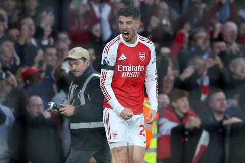 Koploper Arsenal heeft titel in Engeland voor het grijpen na nipte zege op Burnley