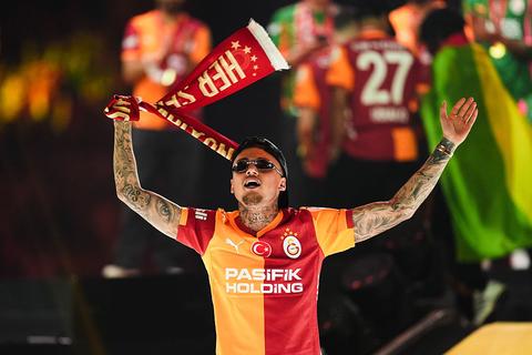 Noa Lang toont zich van andere kant en zet zichzelf in etalage: 'Ik ben een dure voetballer, dus bied maar veel geld'