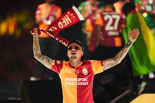 Noa Lang toont zich van andere kant en zet zichzelf in etalage: 'Ik ben een dure voetballer, dus bied maar veel geld'