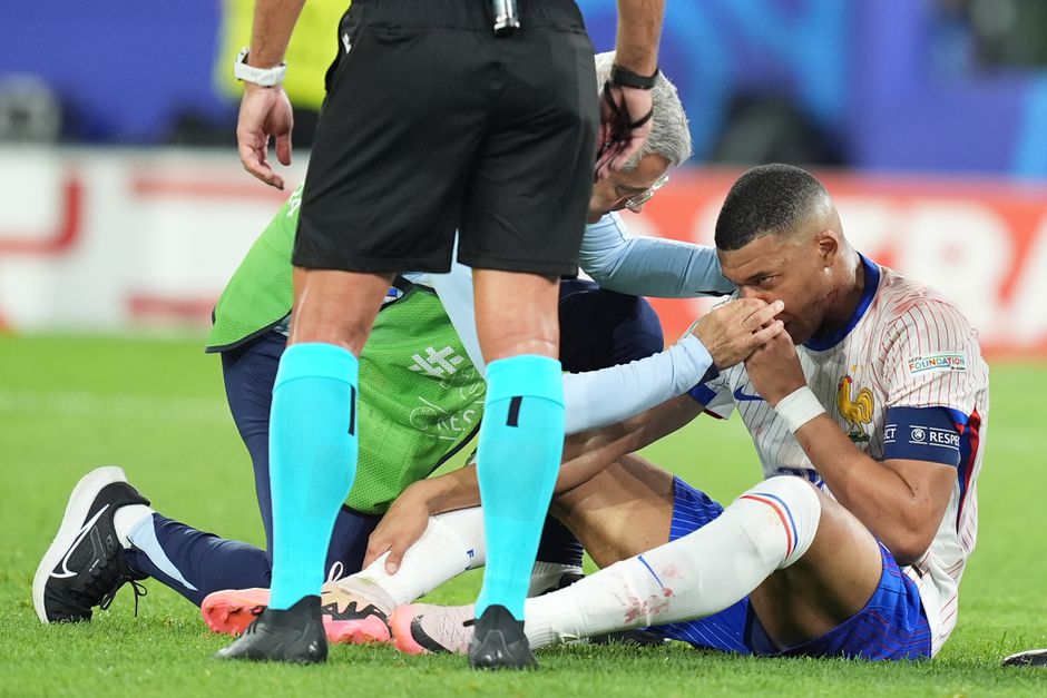 Didier Deschamps verwacht neusoperatie Kylian Mbappé: 'Houden het nauwlettend in de gaten'