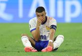 Kylian Mbappé voelt of zijn neus er nog aan zit. © Getty Images