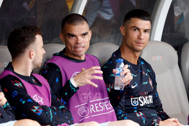 Pepe schrijft geschiedenis op EK, Cristiano Ronaldo scherpt eigen record al voor wedstrijd met Tsjechië aan