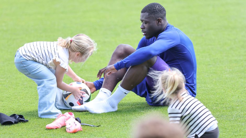 Denzel Dumfries verbaasd over snelle klik met Brian Brobbey: 'Een heel mooie, oprechte jongen'