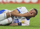 Kylian Mbappé kan ondanks gebroken neus nog lachen: 'Iemand nog ideeën voor een masker?'