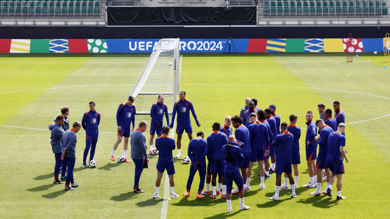 Veel gegil en gelach van Oranje-vedettes, Ronald Koeman trekt gordijn letterlijk dicht op training