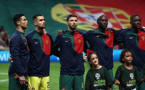 Dit is waarom Cristiano Ronaldo anders staat dan zijn teamgenoten tijdens het volkslied van Portugal