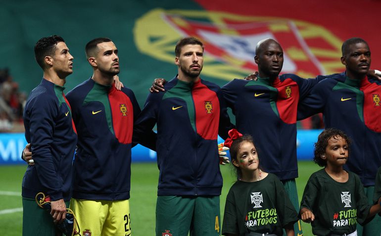 Dit is waarom Cristiano Ronaldo anders staat dan zijn teamgenoten tijdens het volkslied van Portugal