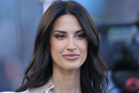 Zeer gewaagde outfit van beroemde presentatrice laat fans smullen: 'Je bent nog mooier dan het toernooi'