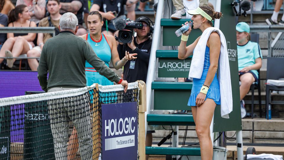 Toptennisster Aryna Sabalenka protesteert tegen opvallende beslissing: 'Ik heb daar net twee games gespeeld!' image