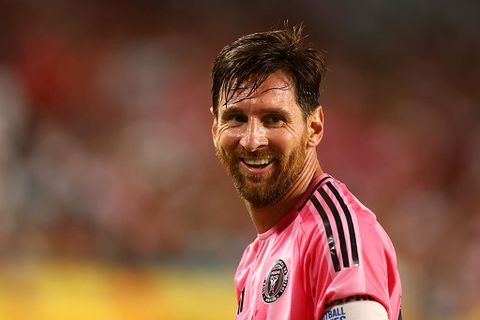 Lionel Messi krijgt hoog bezoek van voetballegende en ontvangt heel bijzonder cadeau: 'Speciaal en waardevol'