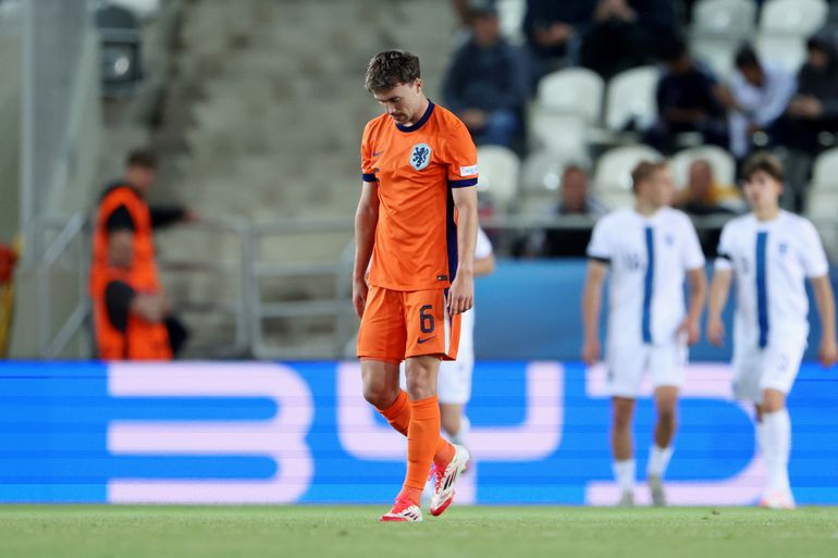 Bizarre actie van Jong Oranje-speler: noppen staan in hals van tegenstander
