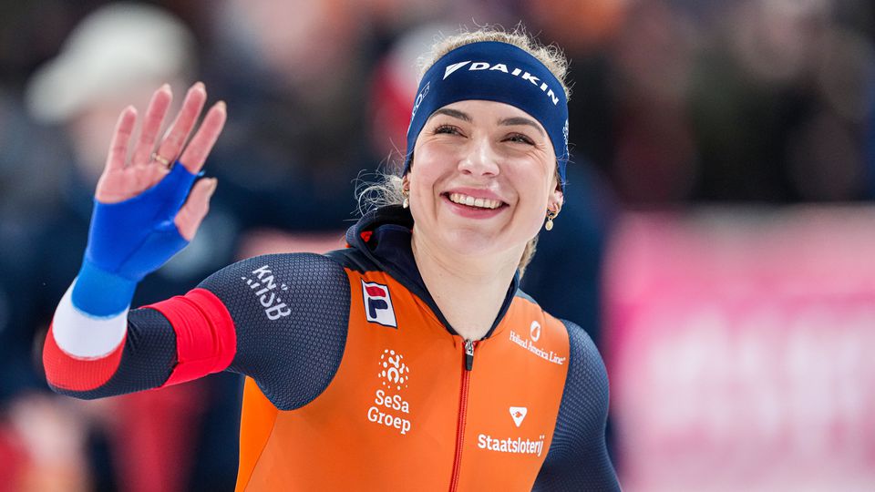 Topschaatsster Joy Beune schittert opnieuw met fotoshoot: 'Ze is zoveel meer dan dat' image