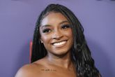 Turnlegende Simone Biles opnieuw zwaar onder vuur na heftige onthulling: 'Ik werd gekleineerd en gepest'