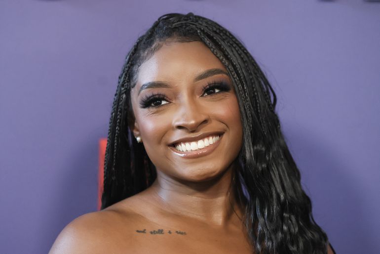 Turnlegende Simone Biles opnieuw zwaar onder vuur na heftige onthulling: 'Ik werd gekleineerd en gepest'