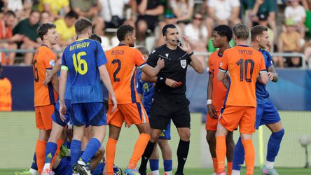 Bizarre actie van Jong Oranje-speler: noppen staan in hals van tegenstander