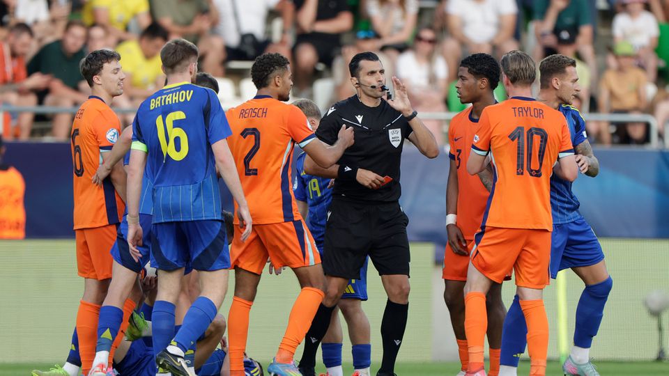 Bizarre actie van Jong Oranje-speler: noppen staan in hals van tegenstander image